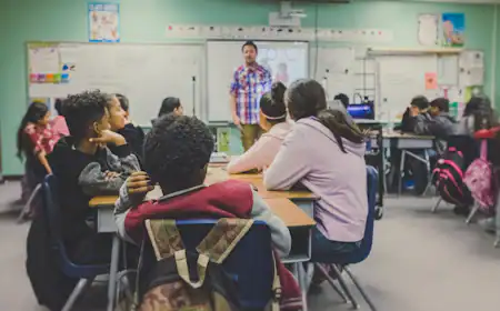 Enseignant accompagnant ses élèves