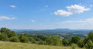 Ciel bleu et nuages au-dessus d’un paysage de collines