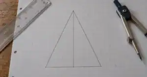Triangle isocèle et hauteur tracés au crayon sur une feuille quadrillée